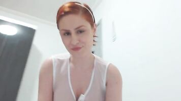 Emme White Colegial Chupando Pirulito e Enfiando na Buceta e Cuzinho