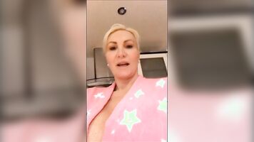 Sophie James – Instagram Live